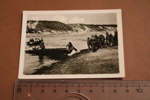 tolles altes Foto - Kleinbildserie - Russland im Sturmboot zum anderen Ufer