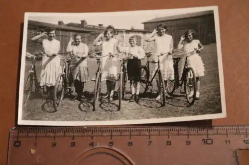 tolles altes Gruppenfoto - Kinder, Geschwister ?? mit Fahrräder - Pfingsten 1931