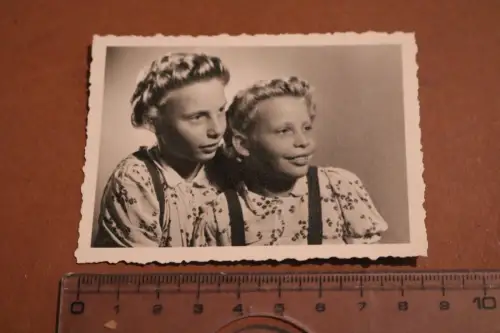 tolles altes Foto zwei Mädchen - Geschwister - 1950 - Wernigerode 