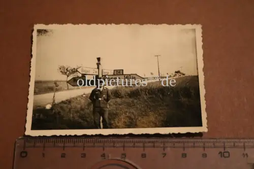 tolles altes Foto - Soldat an Kreuzung Georgen, Posen, Warschau 
