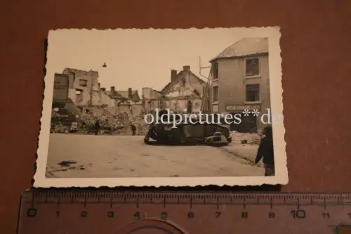 altes Foto zerstörter französischer Panzer im Ort Bergues Frankreich 