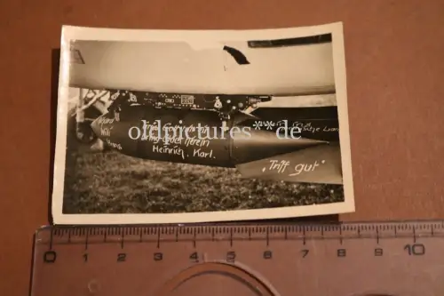 altes Foto - beschriftete Bombe am Flugzeug 