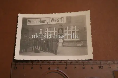 tolles altes Foto - Soldaten am Bahnhof Winterberg Westf. - Thier Bräu Werbung