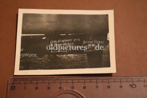 altes Foto - beschriftete Bombe am Flugzeug (2)