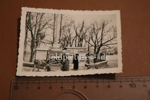 tolles altes Foto  großer Schilderwald Raum Porchow Russland 