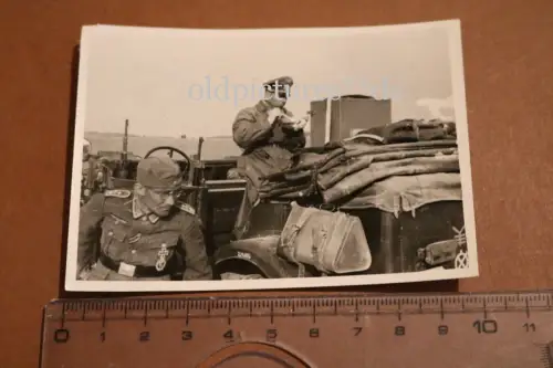 altes Foto - Hptm. Hummel-Hirschberg beim Essen. PzGren-Regt. 101 18.Pz-Divisio 