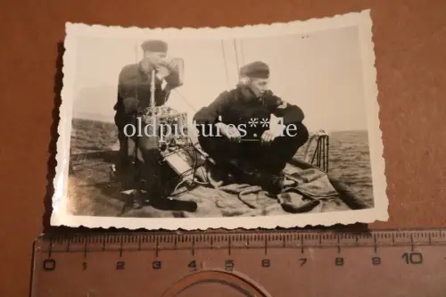 tolles altes Foto - zwei Matrosen mit UK-Marine-Tornistergerät u. Morselampe