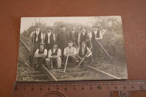 tolles altes Gruppenfoto - Gleisarbeiter - Schienen Schotter auffüllen 1910-20