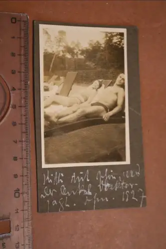 tolles altes Foto - hübsche Frau und Mann in Badezeug - Liege - 1927