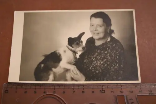 tolles altes Foto -  Frau mit Ihrem Hund - Rasse ?  1949 