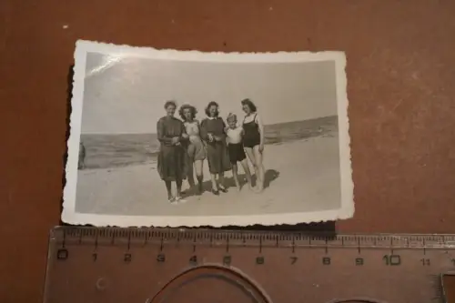 tolles altes Gruppenfoto hübsche Frauen und Junge am Strand 30-40er Jahre