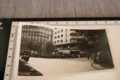 tolles altes Foto   Frankreich Clichy Paris Geschäfte - Bürgern warten auf was?