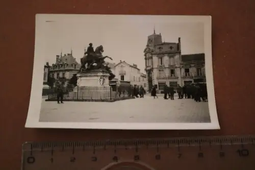 tolles altes Foto - deutsche Soldaten in Cognac  Frankreich - Denkmal 