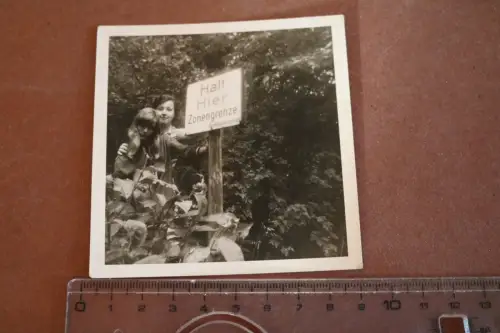 tolles altes Foto - zwei hübsche Frauen - Schild Halt hier Zonengrenze BGS  1968