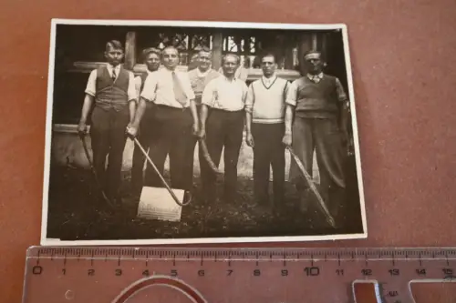 altes Foto Gruppe Männer mit  Holzknüppel -  Rollkommando mit Totenkopf 