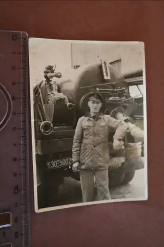 tolles altes Foto Mann posiert am Löschfahrzeug ?? Tankfahrzeug ?? 50er Jahre 