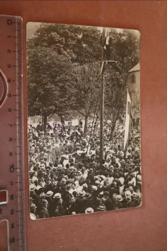 altes Foto Menschenauflauf-  Tanzen, Fahne, Mann oben auf einem Bre,  1910-20 ??