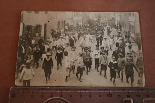altes Foto Festumzug - Kinder - Männer mit Schärpen - Ort ?? 1910-30 ?