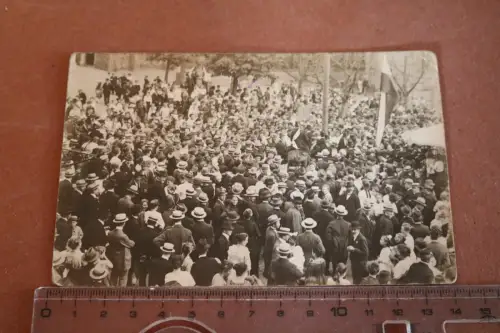 altes Foto Menschenauflauf-  Mann mit Pferd und Zylinder,  1910-20 ??