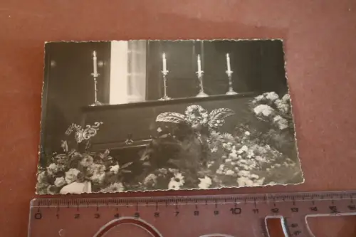 altes Foto - Bestatter ?  Sarg mit vier Kerzen - Blumen 20-40er Jahre ?