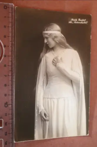 tolle alte Fotokarte - Portrait  Kaete Radel als Kriemhild  1910-30