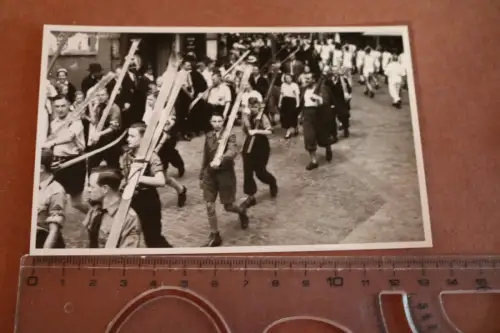 tolles altes Foto   Gruppe Pimpfe Jugend mit Skiern - Esslingen ? 30-40er Jahre