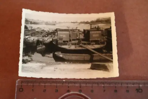 altes Foto  Fluss - viele Schiffe , Frachter ?? Ort ??