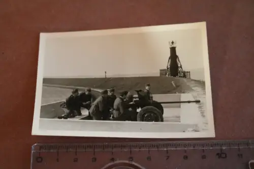 tolles altes Foto - ausgebaute Geschützstellung an der Küste - Bake im Hintergru