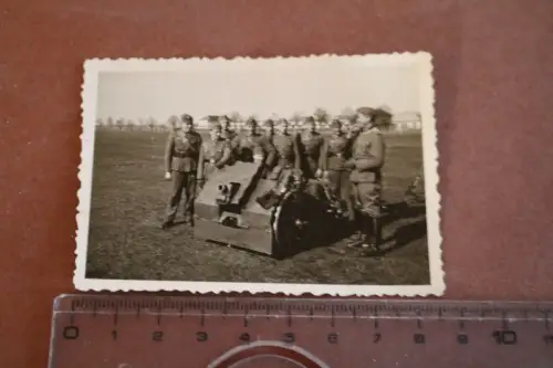 tolles altes Foto -  Soldaten mit 7,5 cm leichte Infanteriegeschütz