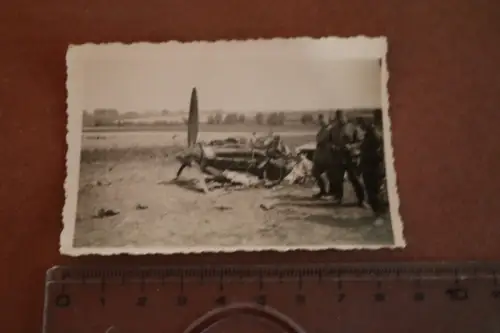 altes Foto -  Soldaten begutachten zerstörtes Flugzeug bei Cambrai 