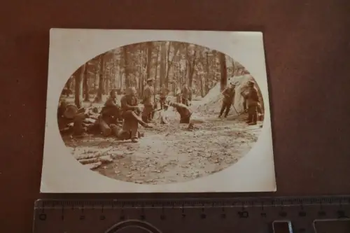 altes Foto - Soldaten graben Schützengraben ?? im Wald 