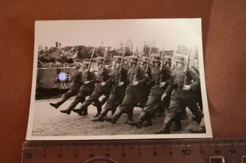 altes Foto - Soldaten marschieren, Hintergrund  Felsen und Soldaten - Ort ?