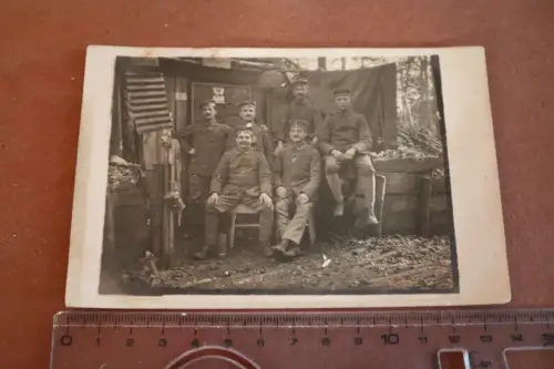 tolles altes Gruppenfoto  Soldaten vor Behausung - Unterstand ? 1917