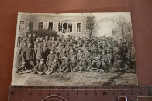 tolles altes Gruppenfoto  Soldaten Schulterstück eine Krone mit einem A - zerst.