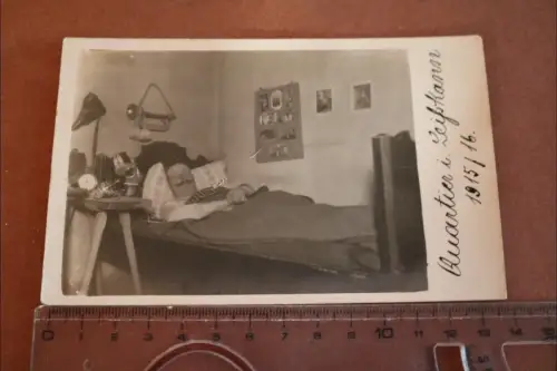 tolles altes Foto - Soldat im Bett daneben Gasmaske - Quartier in Leifskann ?? 