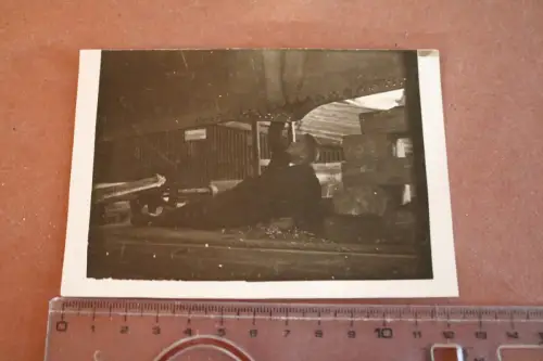 tolles altes Foto - Arbeitsfreiwilliger repariert Eisenbahnwaggon ? 1924