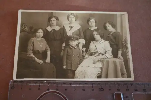 tolles altes Gruppenfoto Frauen und kleiner Junge in Uniform - 1914-1918