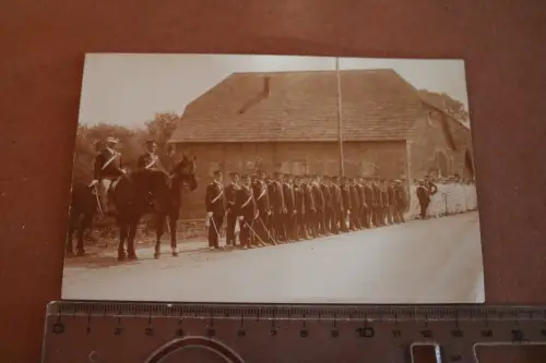 tolles altes Foto Frauen und Männer Soldaten ?? Uniformen  angetreten mit Gewehr