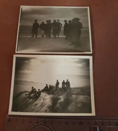 zwei tolle alte Gruppenfotos am Strand Rügenwalde 1926 - Pommern 