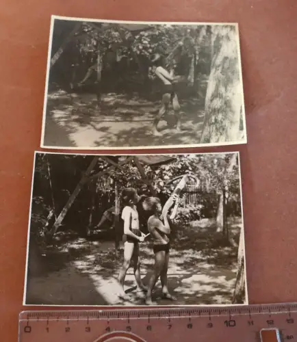 zwei tolle alte Fotos - zwei Jungs in Badehose mit Armbrust - 1930