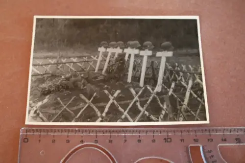 altes Foto - Soldatengräber gefallen am 09.04.1945  Namen Rückseite