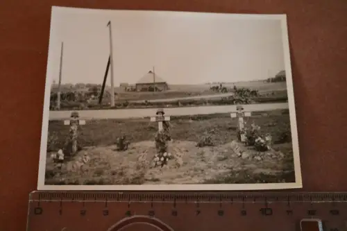 altes Foto - Soldatengräber am Strassenrand - Ort ?? 