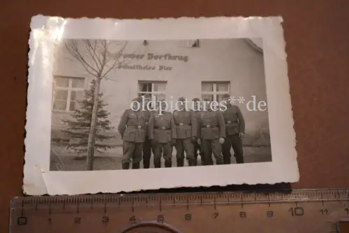 tolles altes Gruppe Soldaten vor dem Chyrower Dorfkrug ?? Schulheiss Bier 