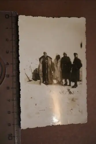 tolles altes Foto - vier Soldaten in Wintertarn, MG, MP40 