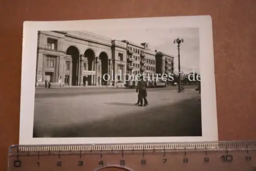 tolles altes Foto - Soldatenkino Stalino - Strassenbahn 