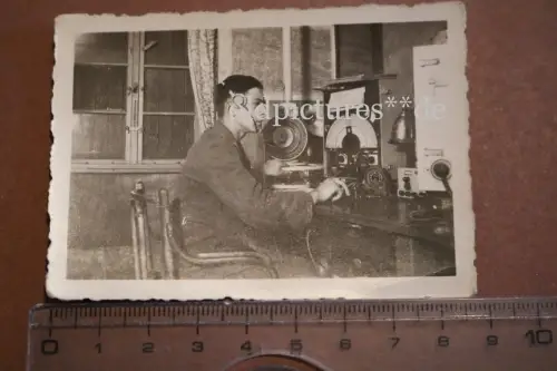 tolles altes Foto - Soldat am Peilgerät - Fliegerhorst Vannes am Atlantik Frankr