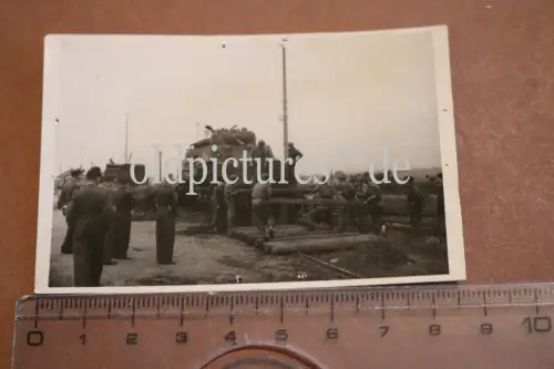 altes original Foto amerikanische Gefangene verladen Sherman Panzer - Beutepanze