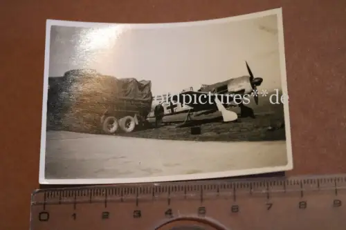 tolles altes original Foto Focke Wulf FW190 beim betanken ? 