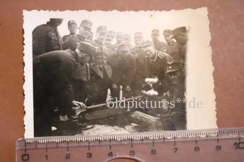 tolles altes Foto - Soldaten - Pioniere ??? mit Zweimann Kettensäge 
