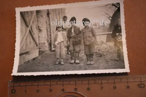 altes Foto - drei Jungen Einheimische - Russland ? Kosaken ? 